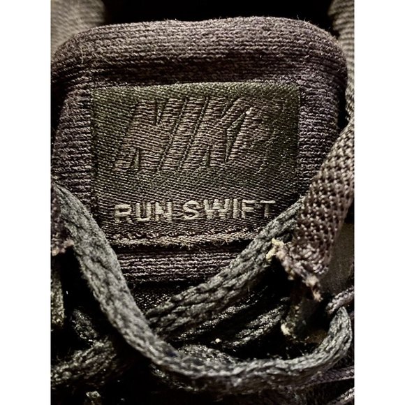 Nike Women Size 7.5 Run Swift Black W White Rarely Worn Well Maintained - Picture 2 of 8